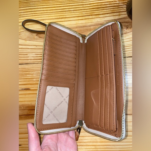 Michael Kors Wallet - Picture 2 of 2